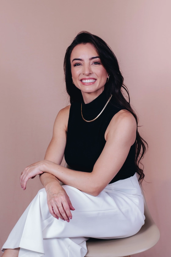 Dra. Marília Graner, neurologista, em seu consultório